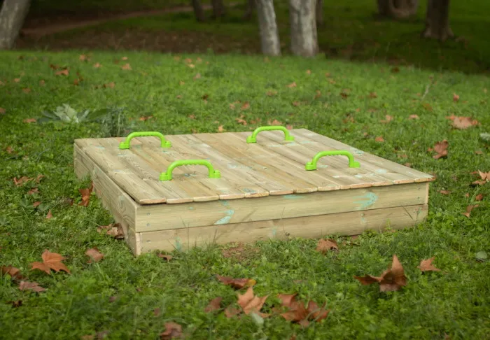 Arenero MASGAMES OBEN L con cubierta de madera