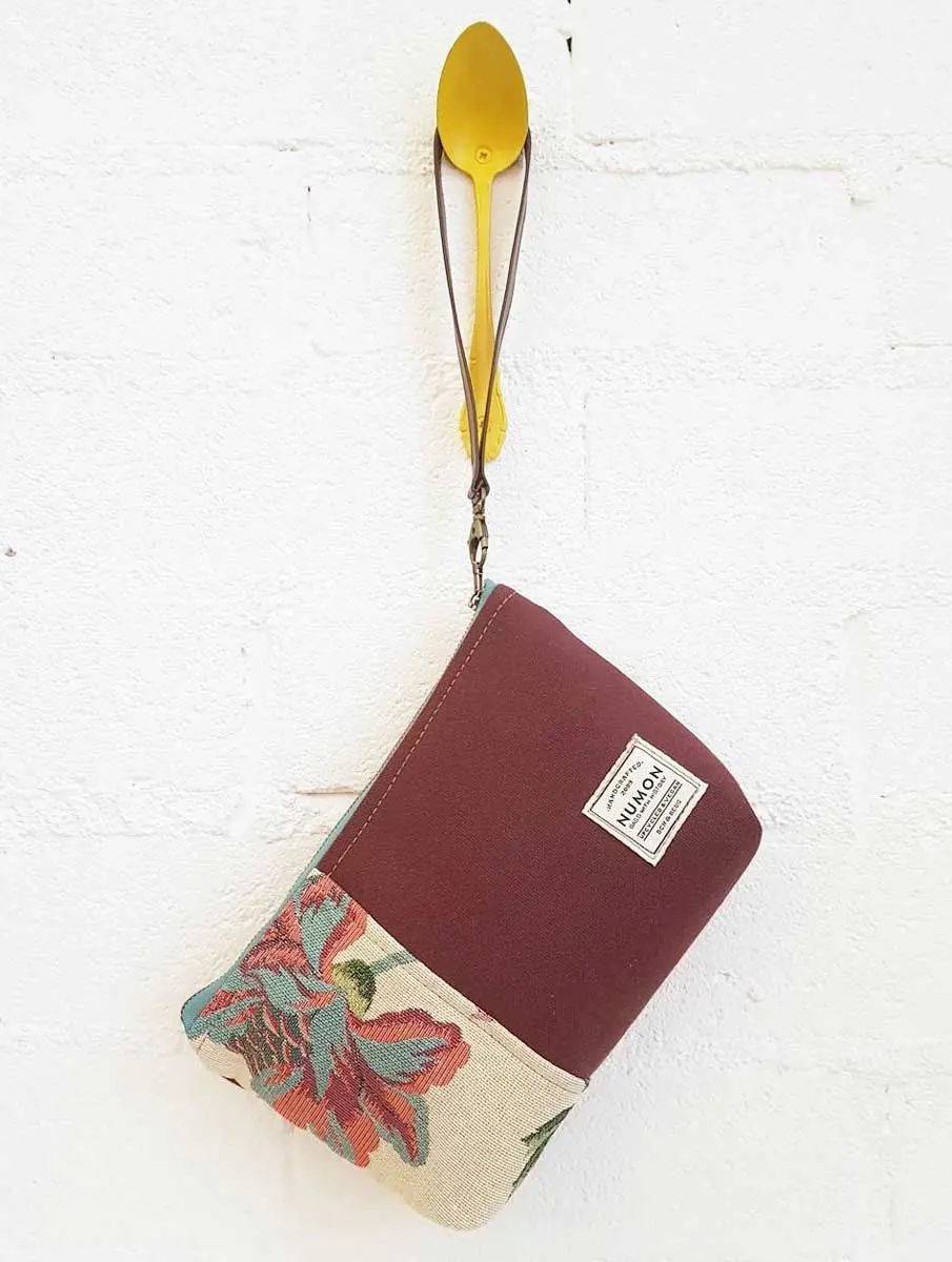 Bolso mano de tapicería reciclada granate y flores