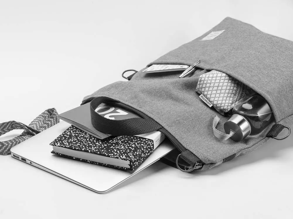 Bolso-mochila gris plata de tapicería reciclada