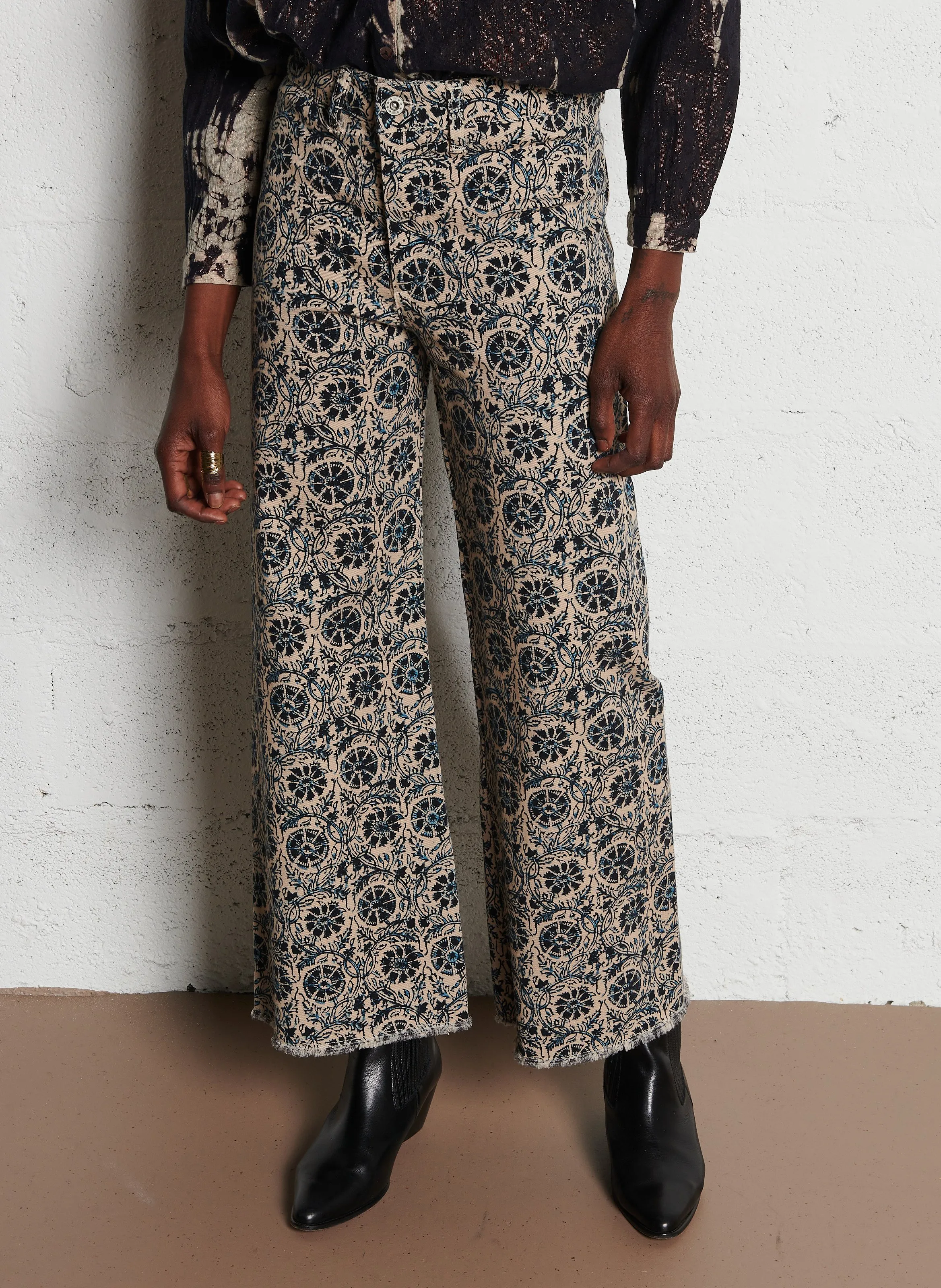 INDIANO - Pantalón ancho estampado en azul