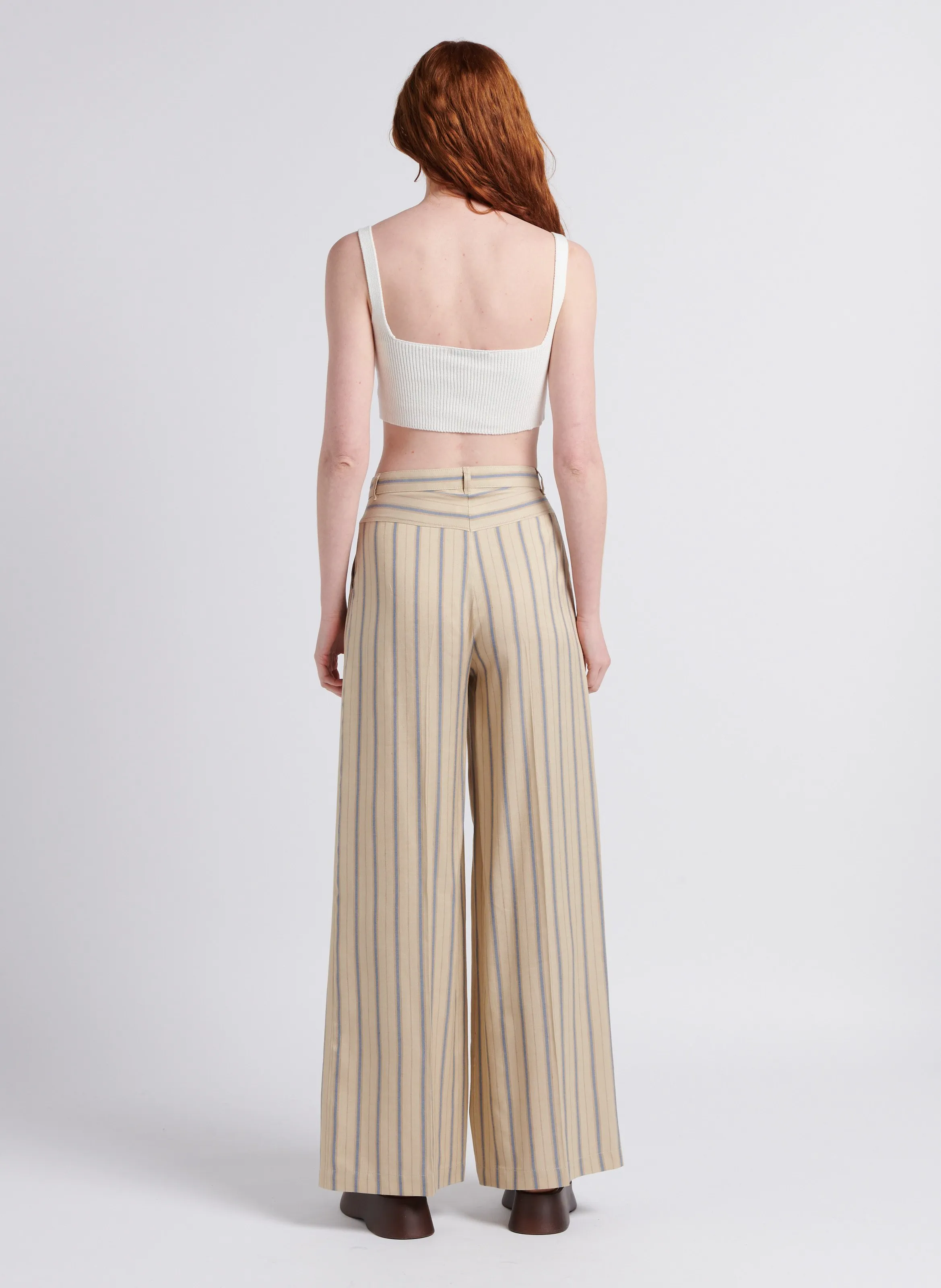 LILLO - Pantalón ancho de rayas en beige
