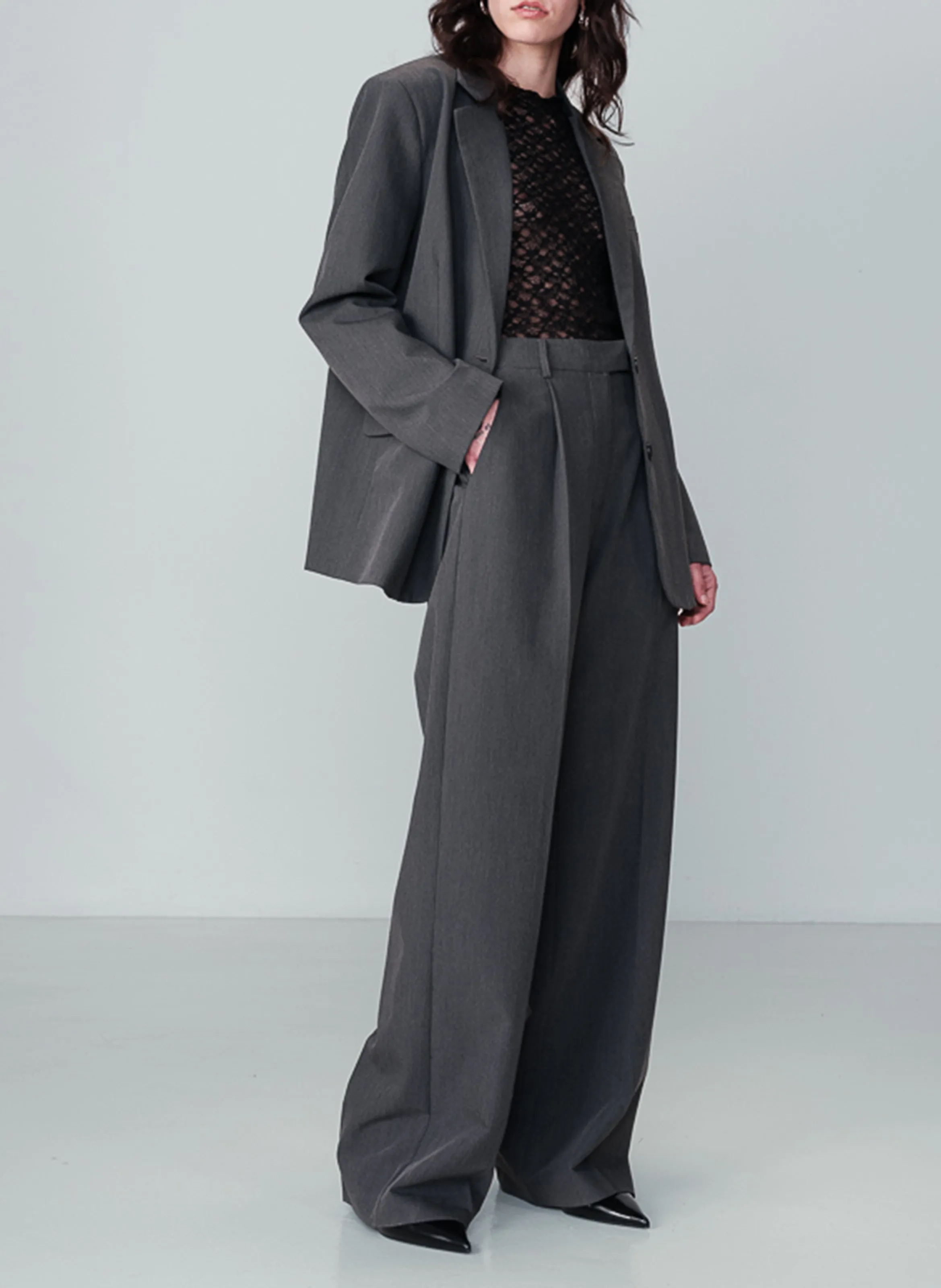 NOCTURNE - Pantalón ancho a rayas con pliegues en gris