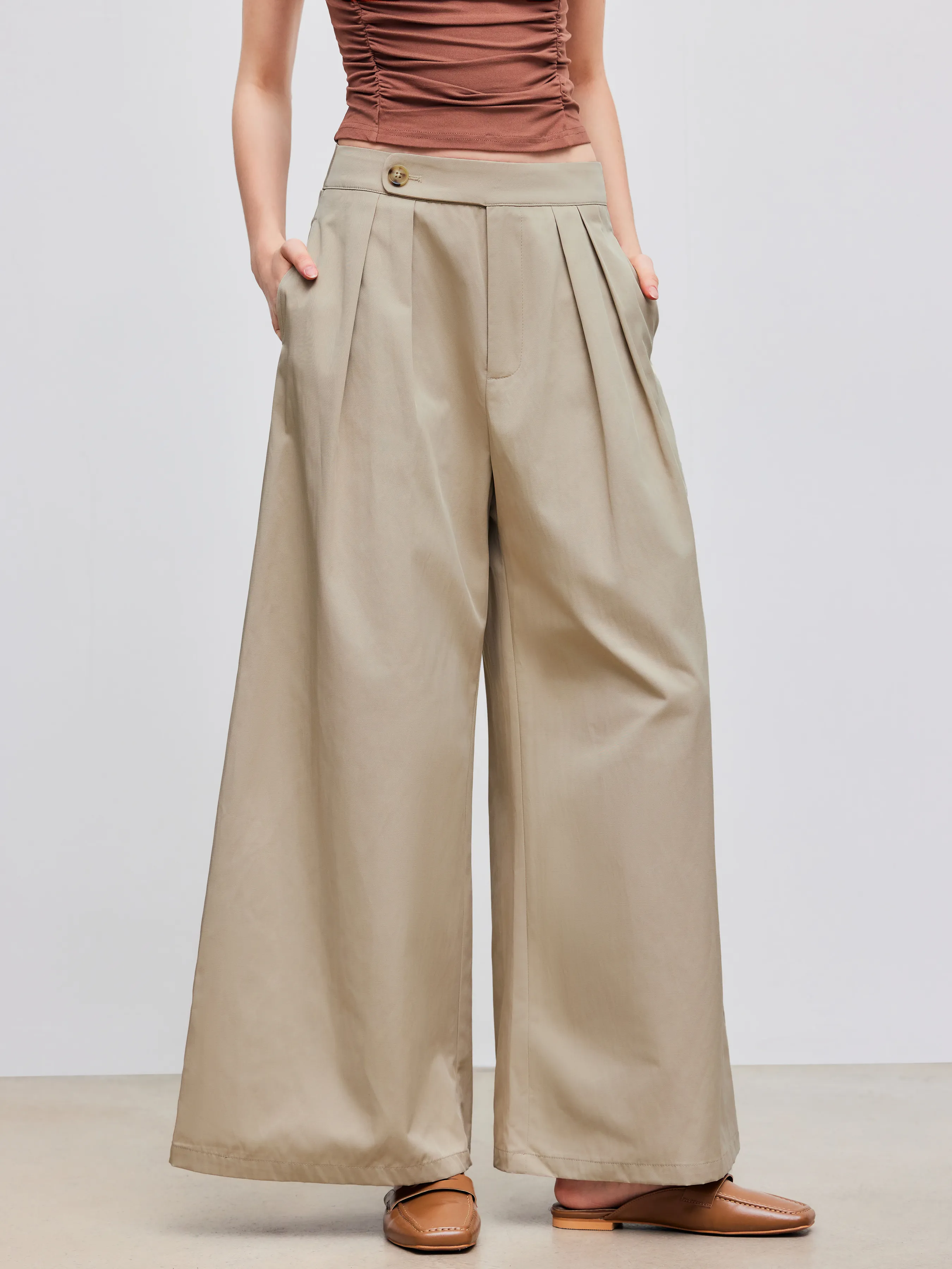 Pantalón ancho plisado con bolsillos de tiro medio sólido