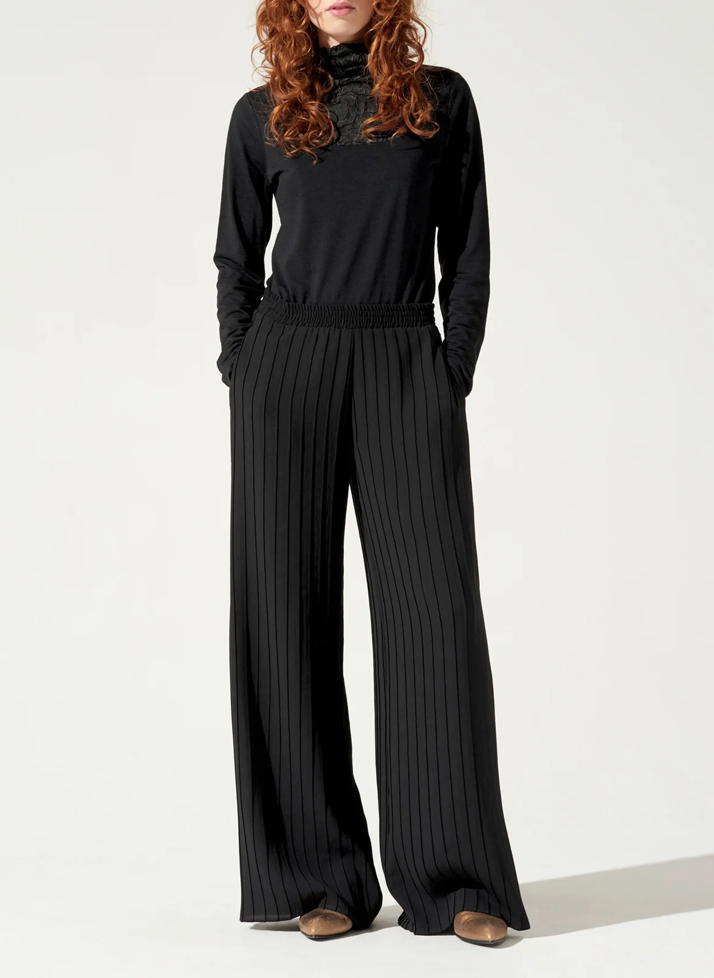 Pantalón ancho plisado en negro
