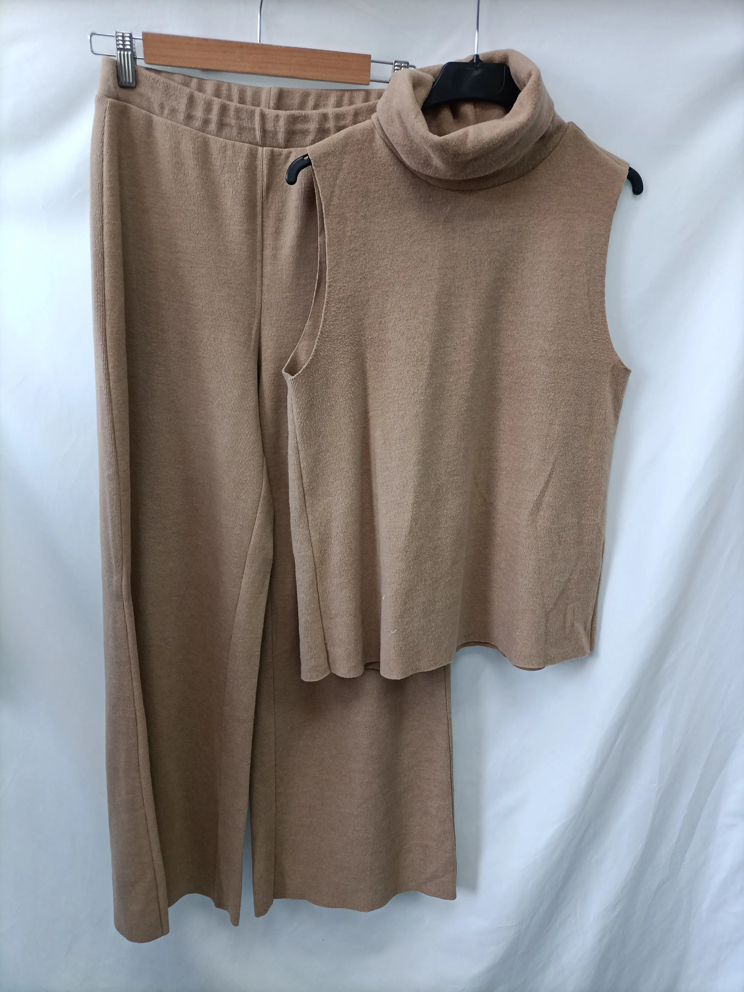 ZARA. Pantalón ancho Camel T.m(tara)